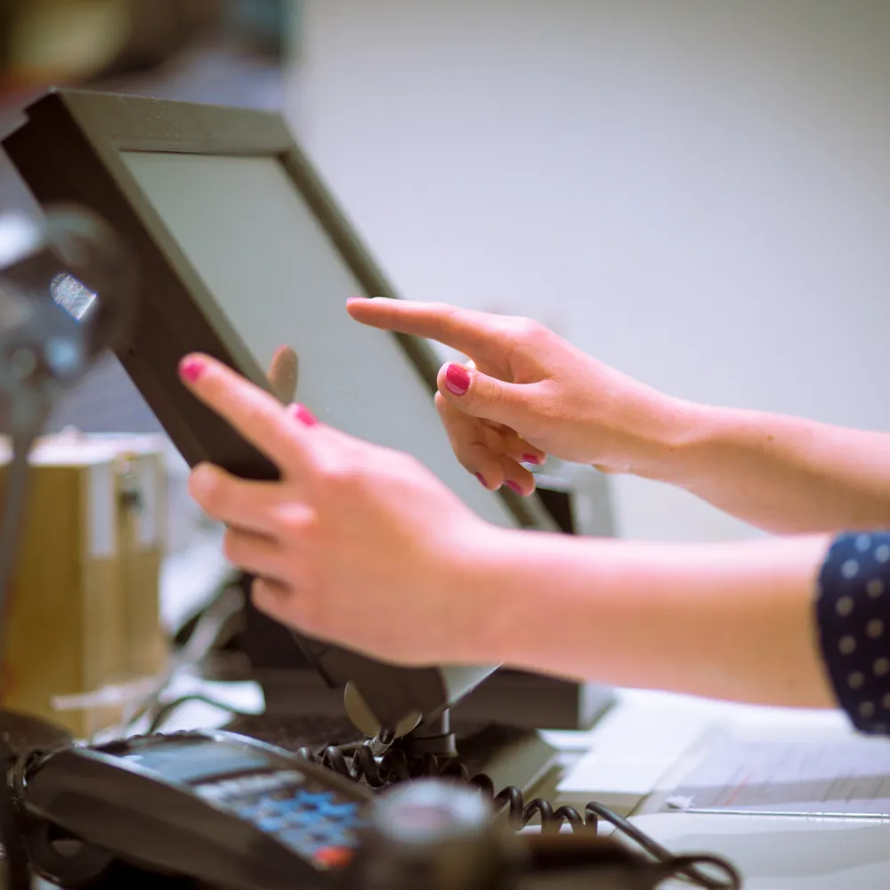 Personne utilisant une caisse tactile
