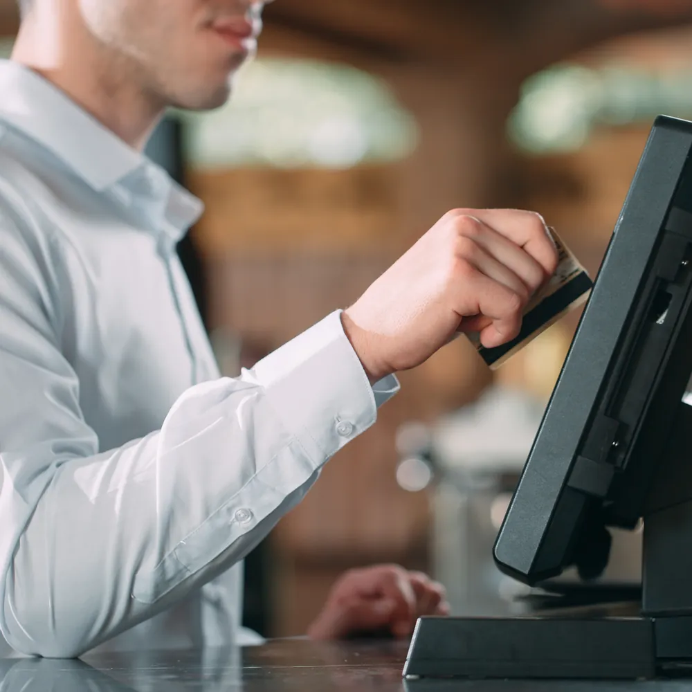 Homme glissant une carte dans un terminal