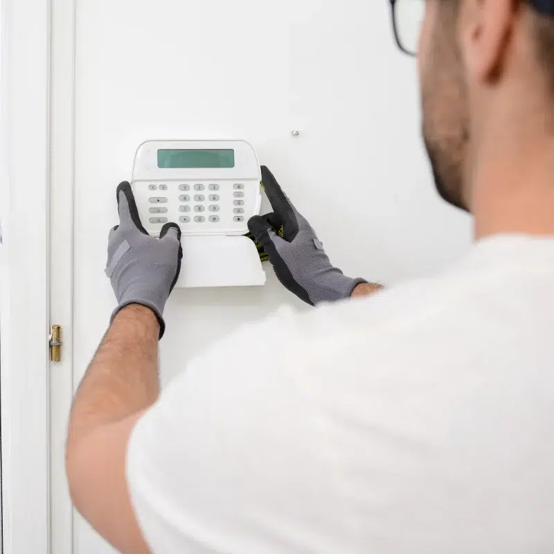 Homme installant un clavier de sécurité