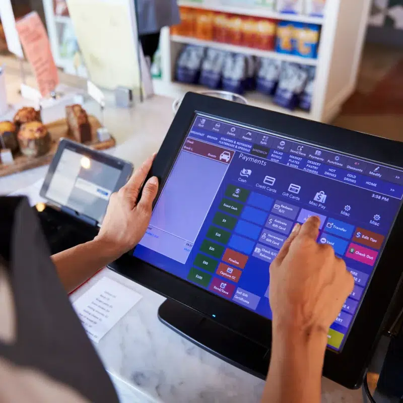 Personne utilisant un écran tactile de caisse