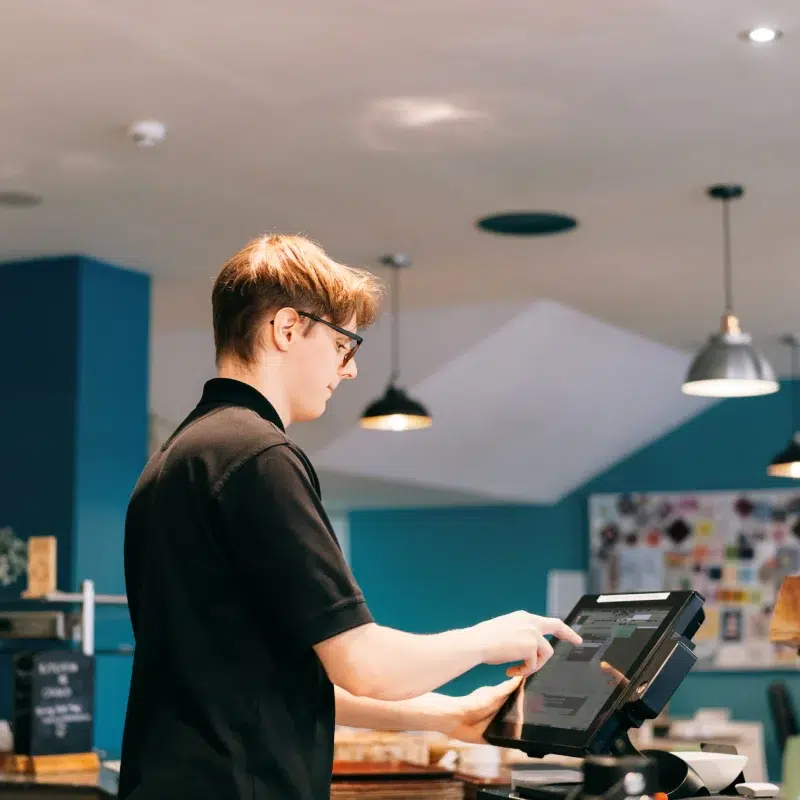 Serveur utilisant une caisse enregistreuse