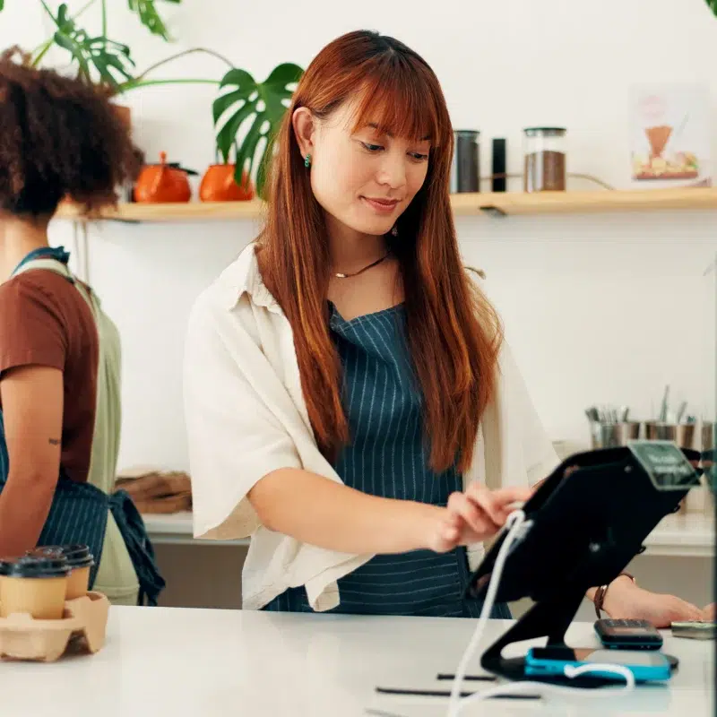 Serveuse utilisant une caisse numérique