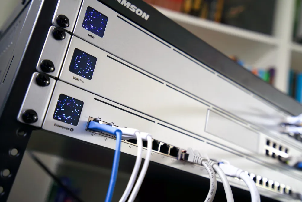 Serveur réseau avec câbles connectés